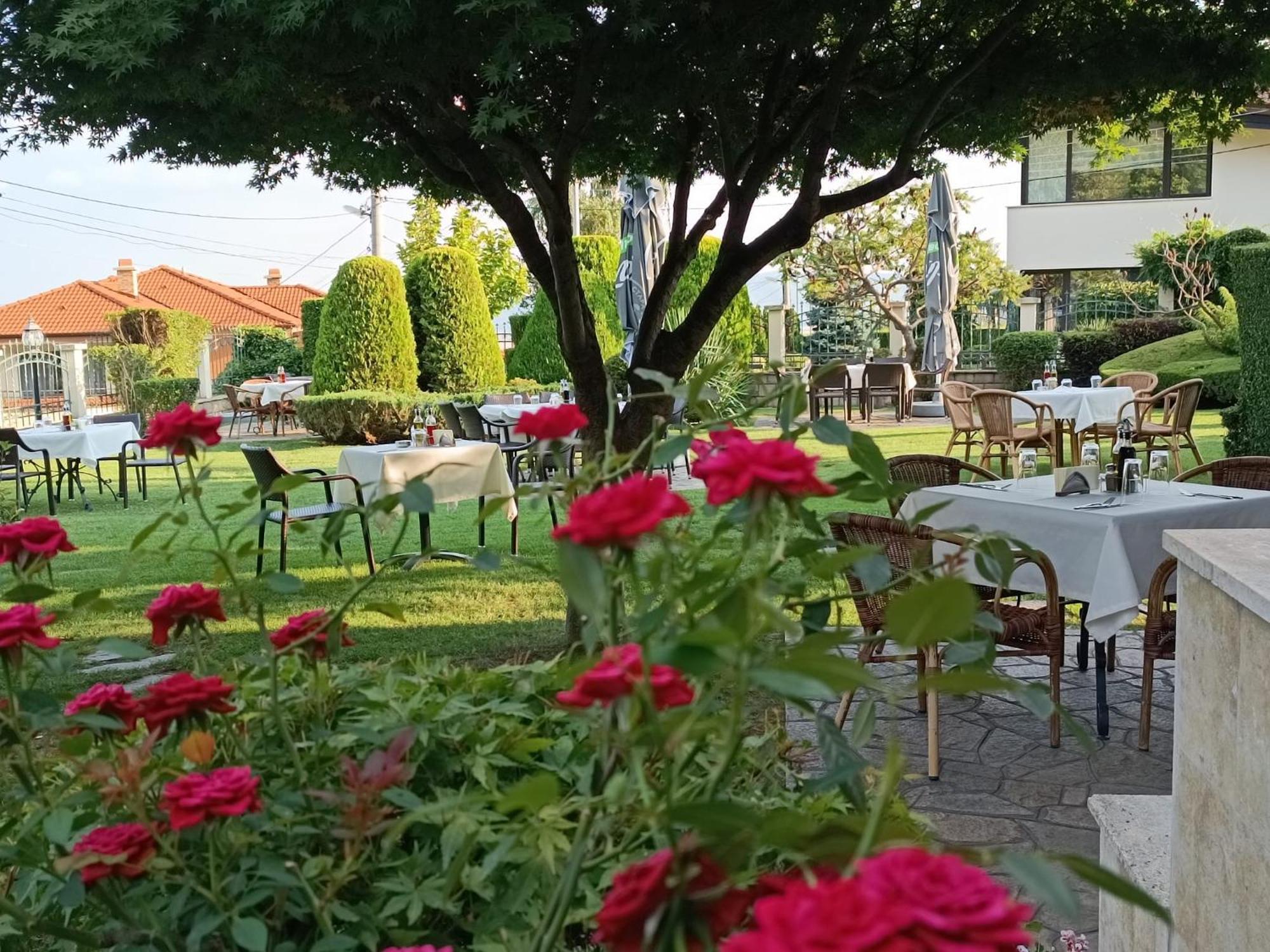 Hotel-Restaurant Almond Karlovo Exterior foto